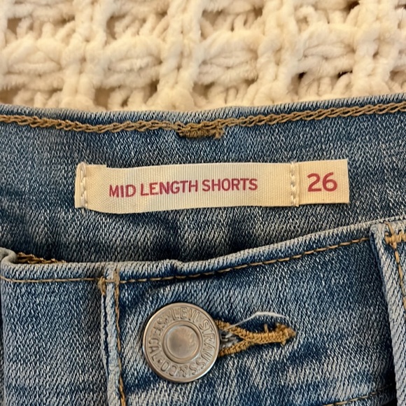Levi’s denim mid length shorts size 26 - Picture 3 of 4